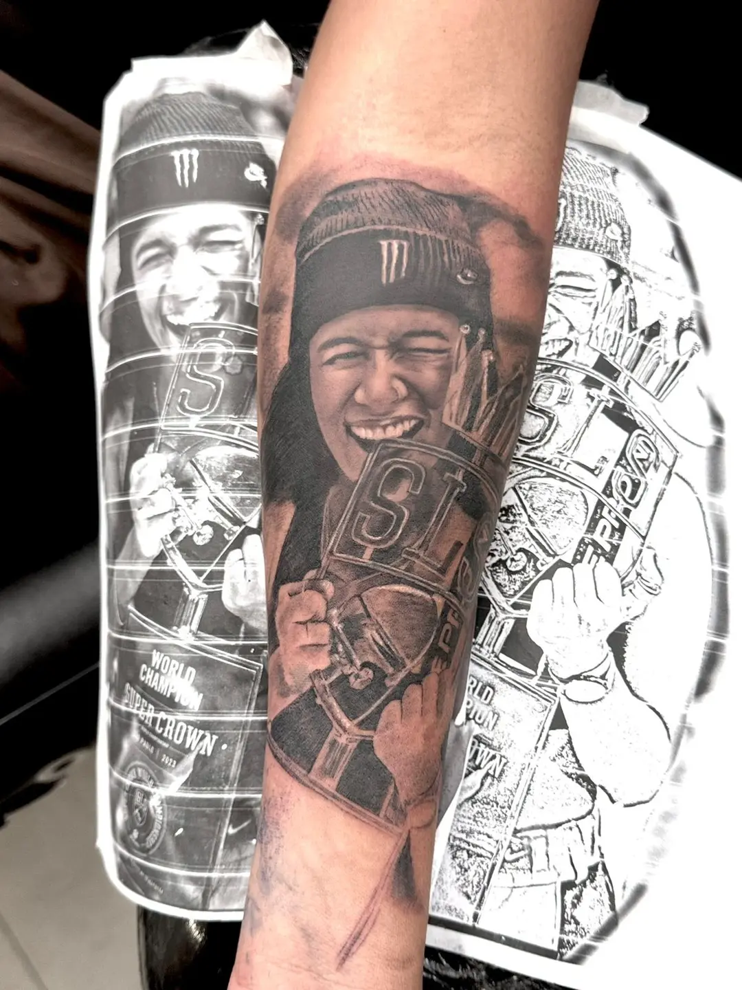 Tatuagem realista de Rayssa Leal no braço do pai, Haroldo Leal