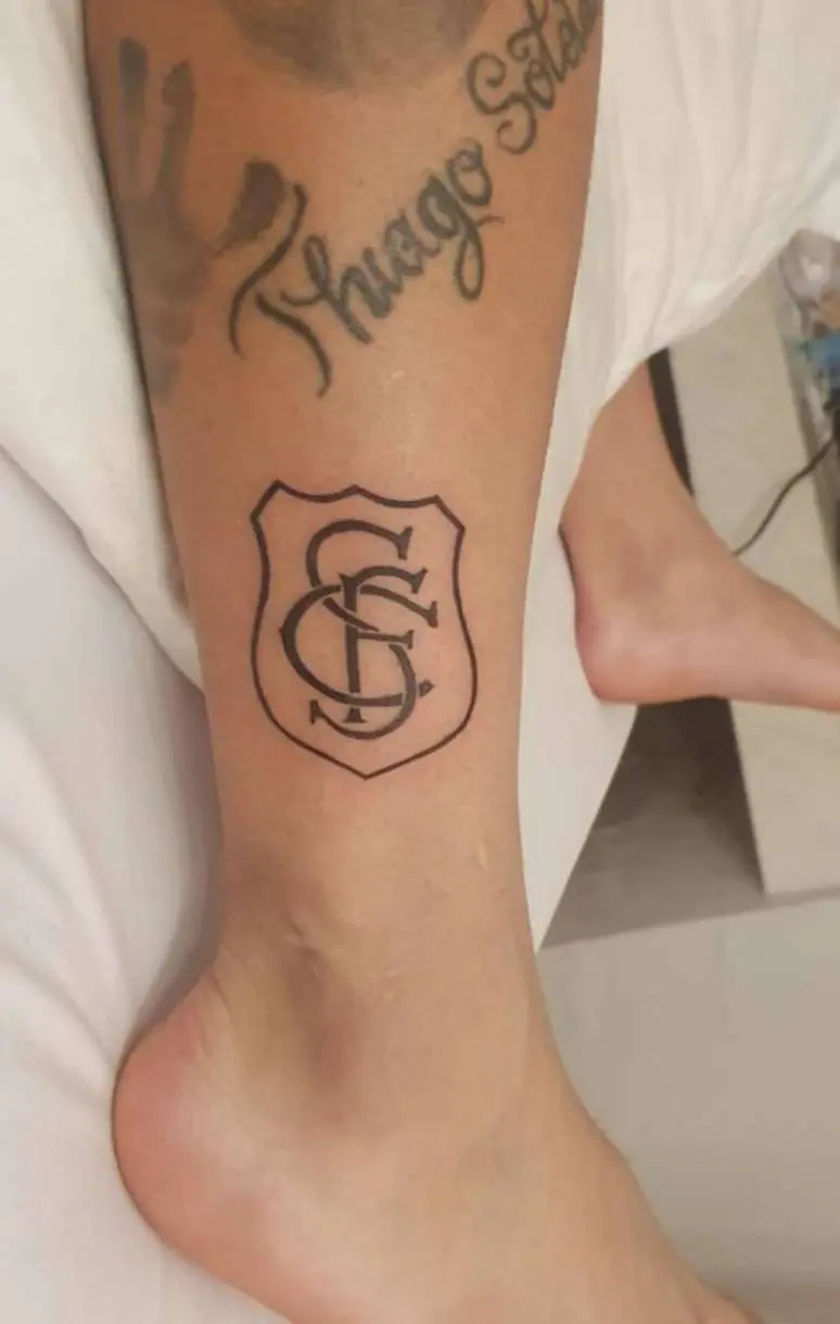 Tatuagem do escudo histórico do Santos feita em Yeferson Soteldo